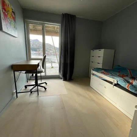 Delicate Ocean Front House - Rorbu Style 別荘 *